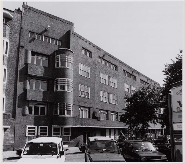 Het blok, vlak voor de sloop.
              <br/>
              Ino Roël, Beeldbank Stadsarchief Amsterdam, juli 1992